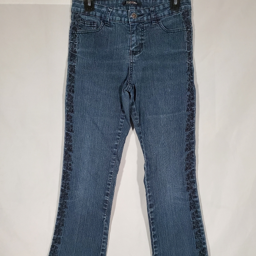 ROZ & ALI MID-RISE BOOT CUT DENIM JEANS